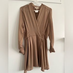 Women’s dress size L - silky texture, charming sleeves.